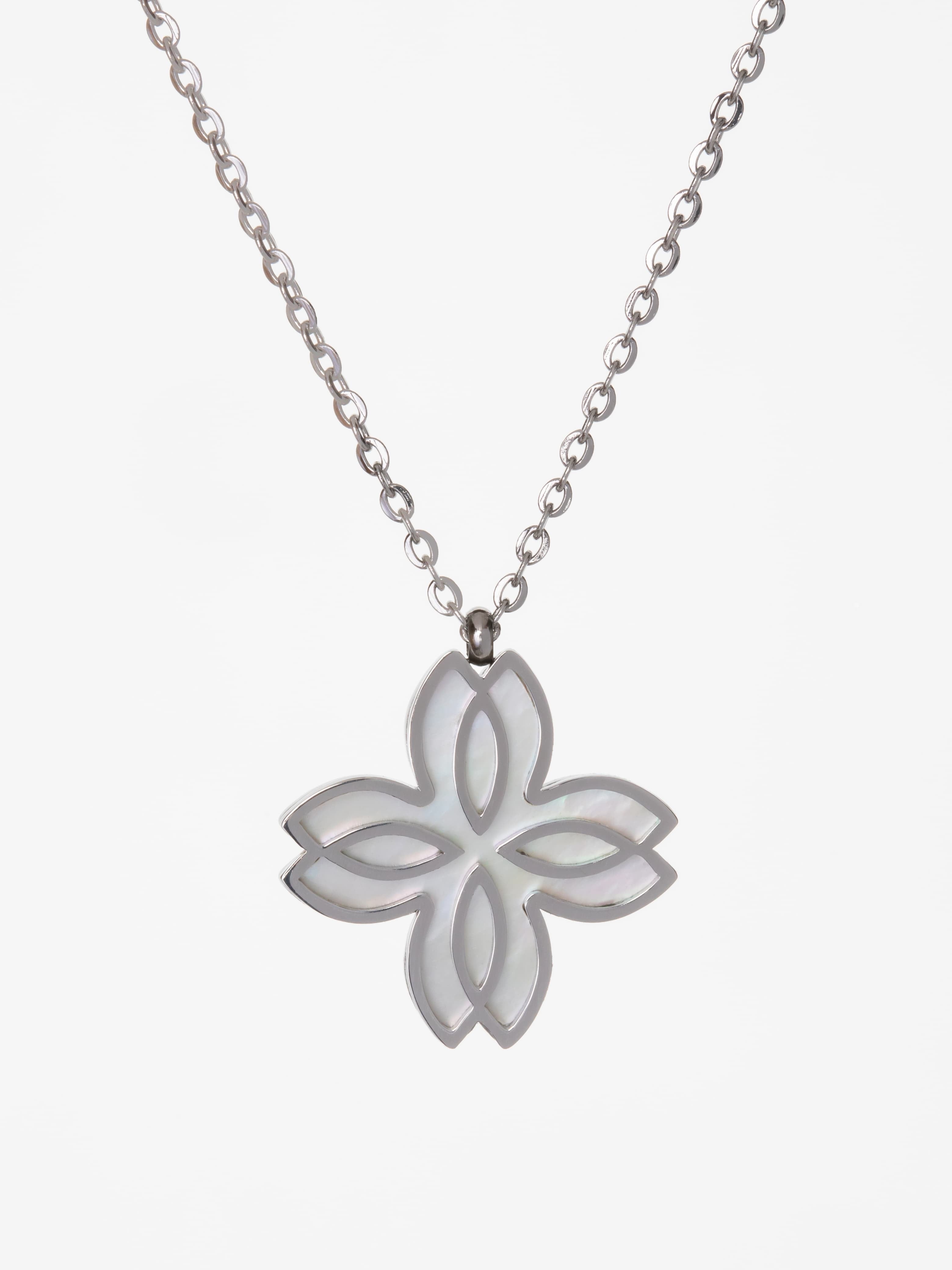 Zeina Pendant Necklace Close Up Detail UAE