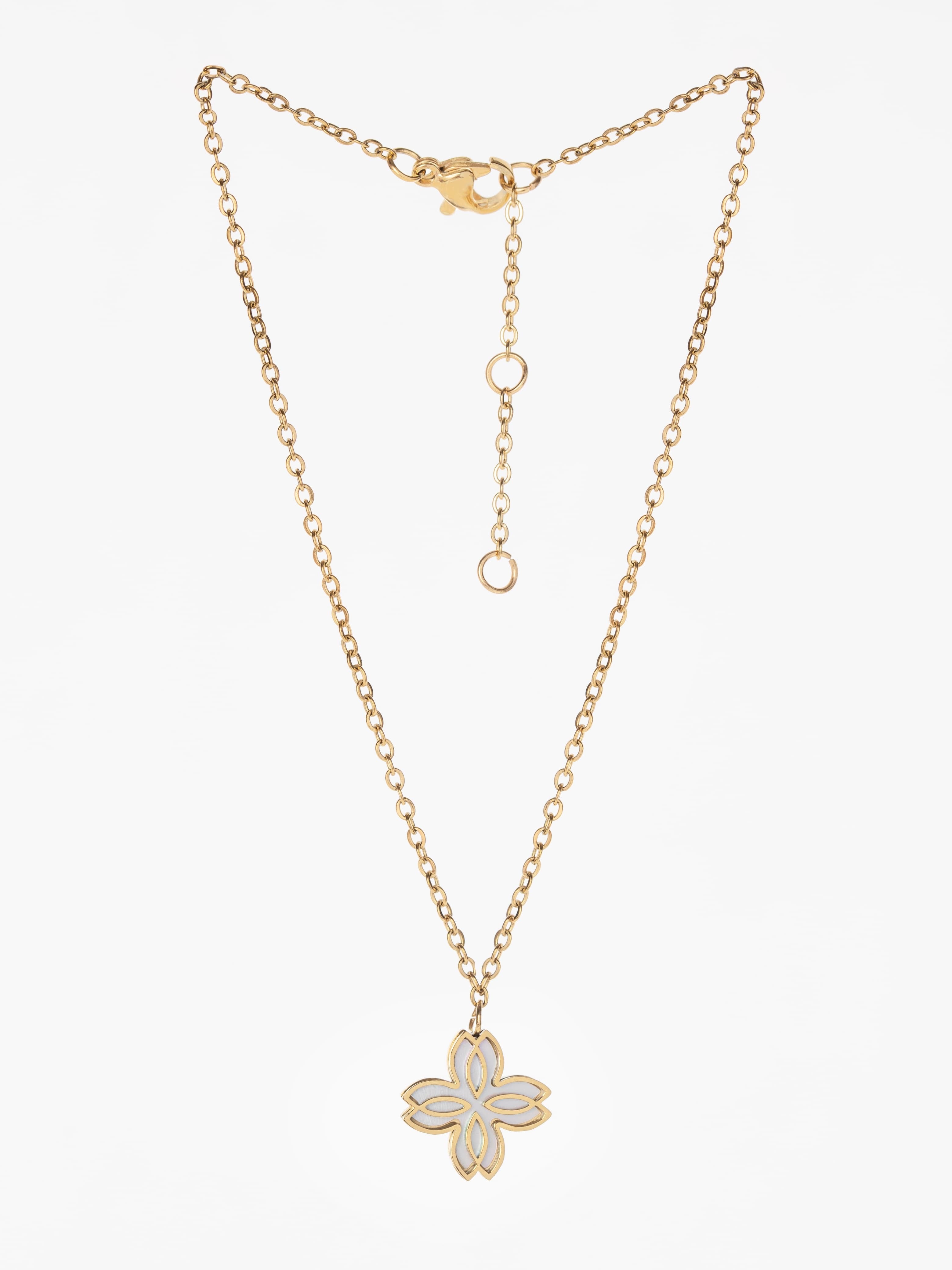 Zeina Single Flower Pendant Gift Box UAE