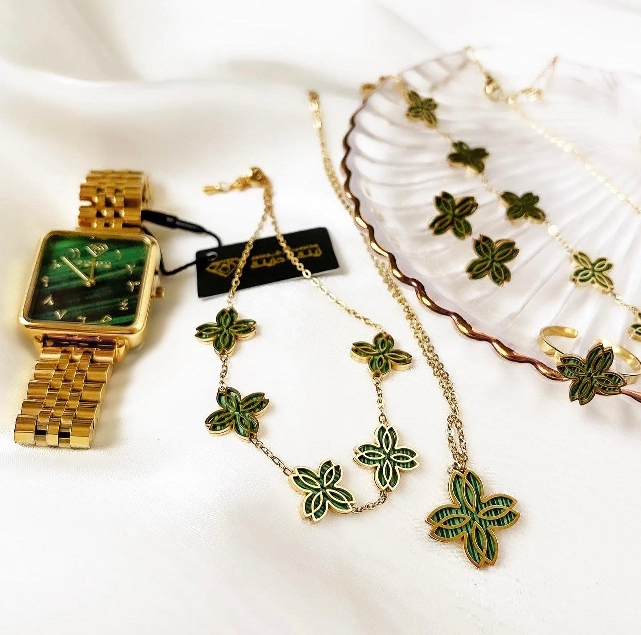 Zeina Flower Pendant