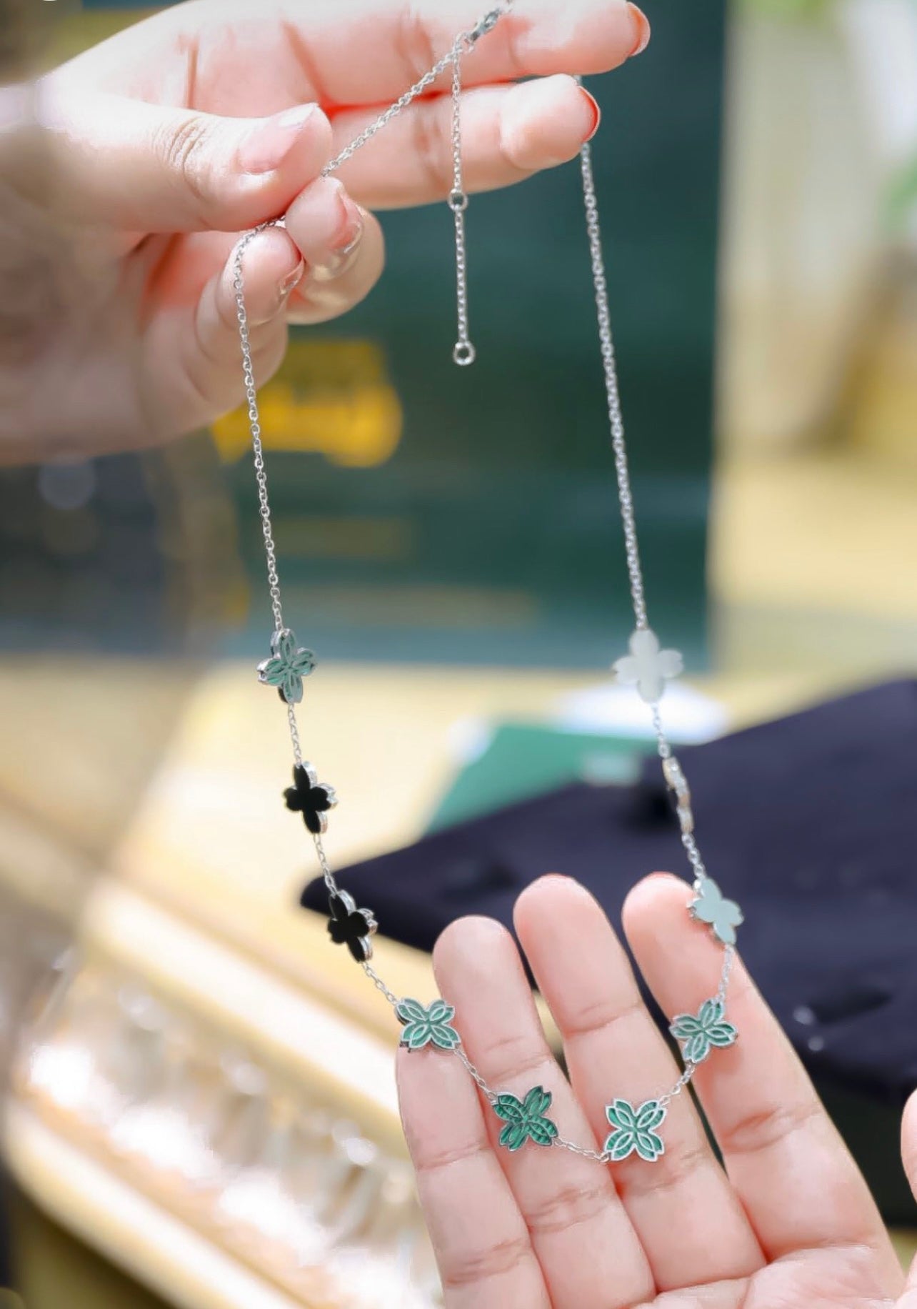 Zeina 10 flowers necklace